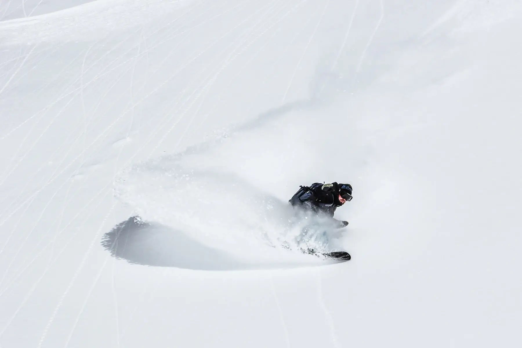 Splitboarder im Pulverschnee