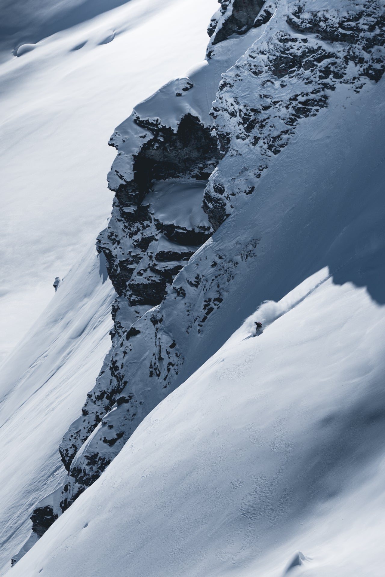 Splitboarder bei Powderabfahrt in Hochfuegen
