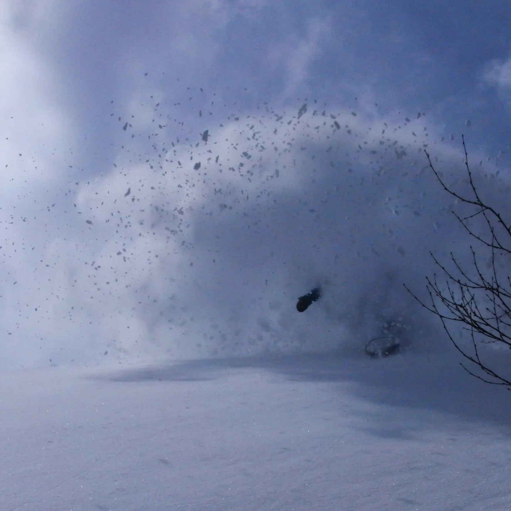 Snowboarder in Pulverschneewolke