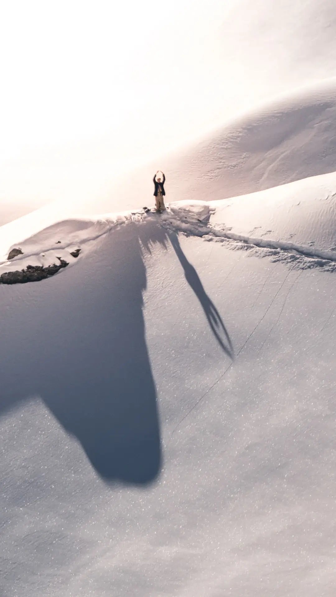 Snowboarder am Gipfel