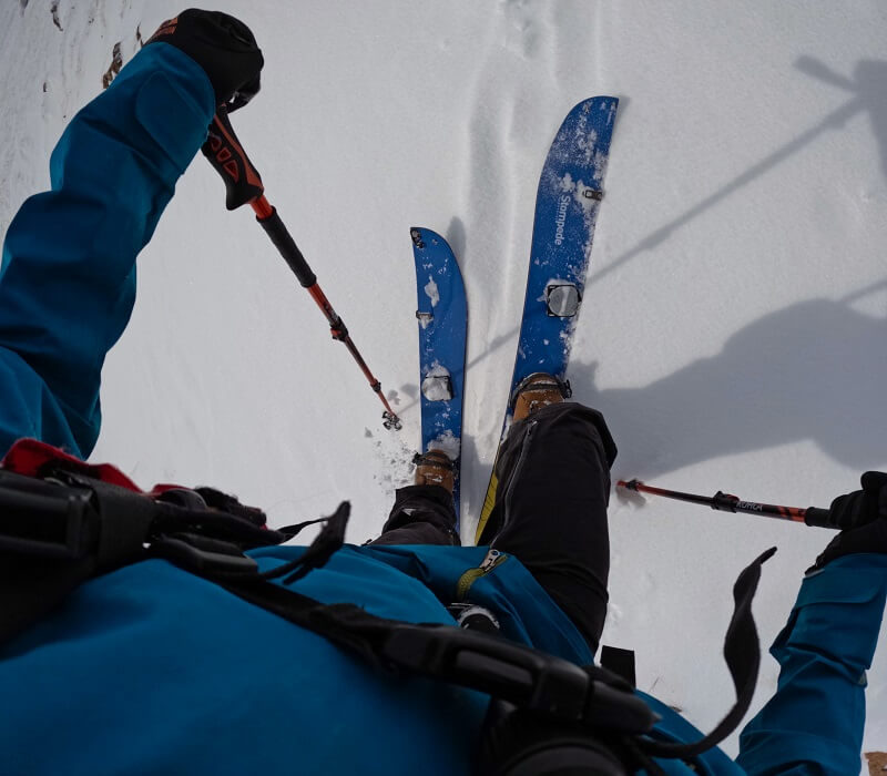 Splitboarder im Aufstieg aus der Eigenperspektive