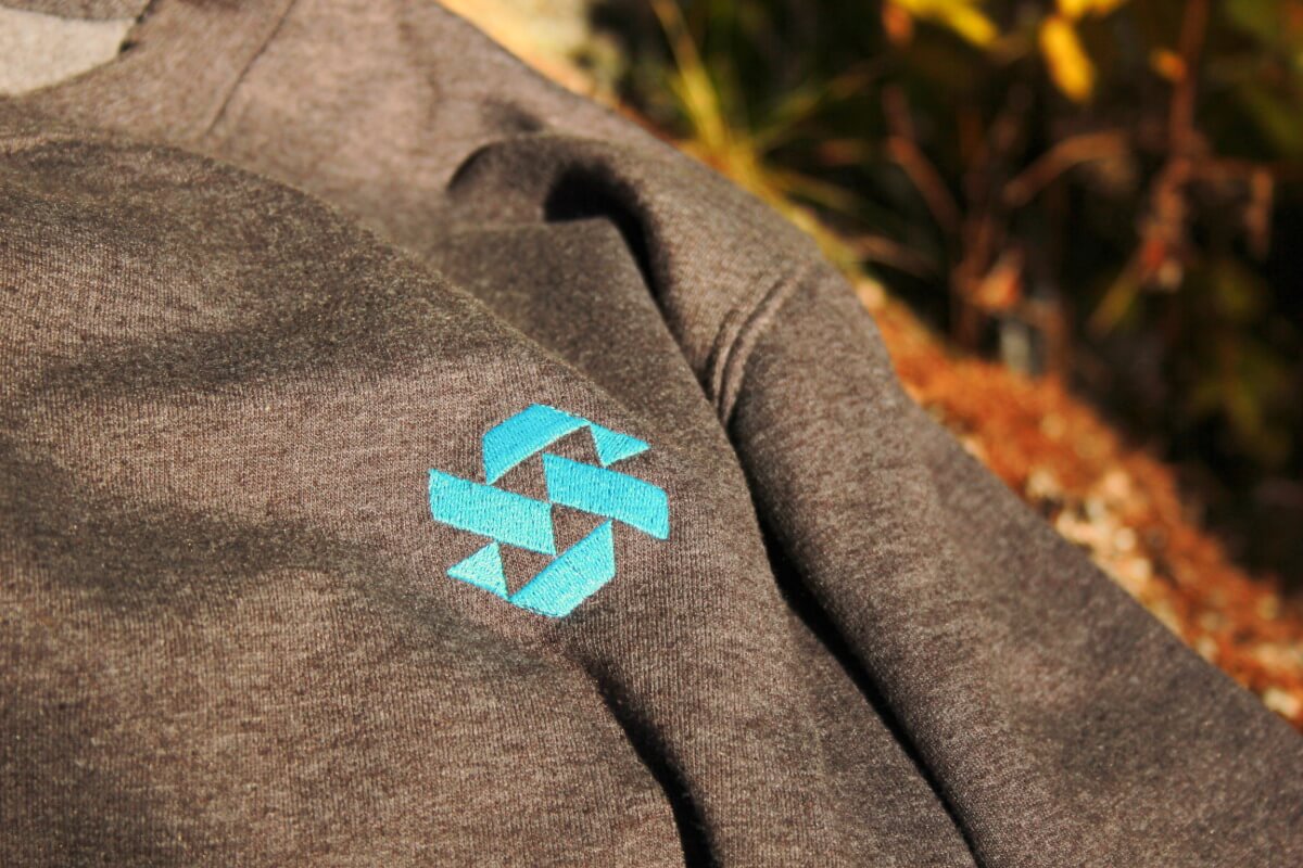Stompede Snowboards Sweatshirt - Detail Sticklogo blau