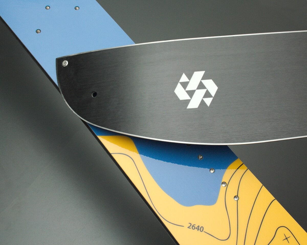 Stompede Airtime Splitboard belag und oberseite mit blau-gelbem Höhenlinienmuster