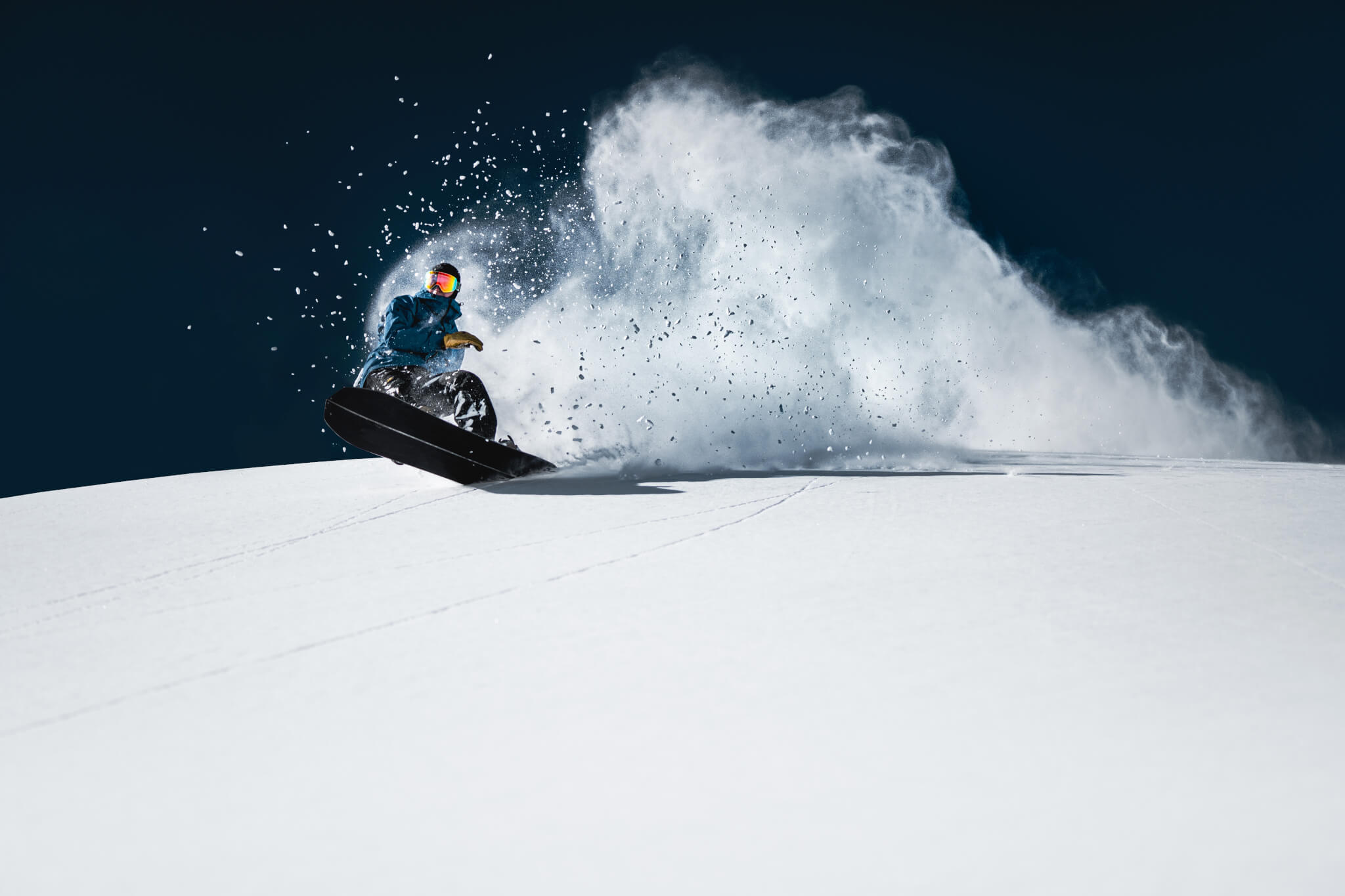 Splitboarder im staubenden Tiefschnee