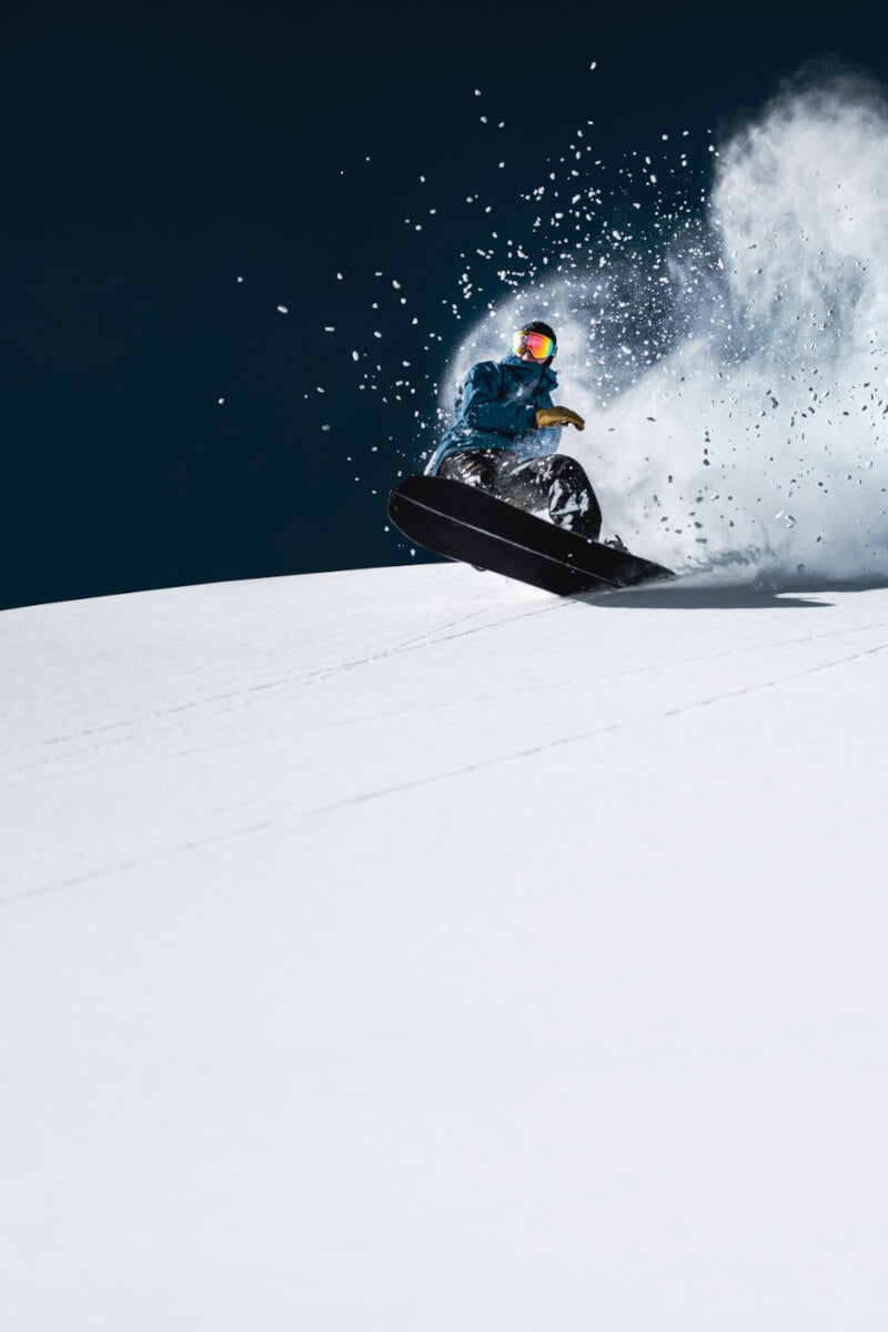 Splitboarder im staubenden Tiefschnee